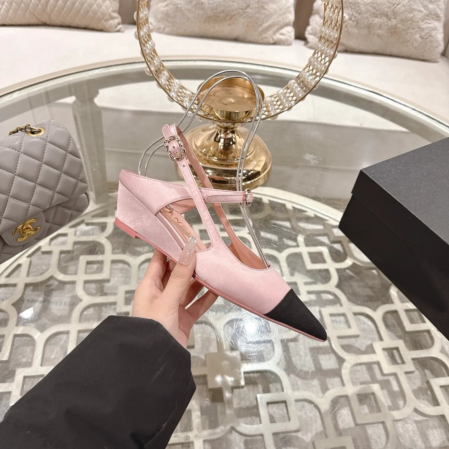 👟👟Ex-factory price 540👟👟 Chanel Xiaoxiang 25ss early spring new product silk satin sandals series French style, so beautiful that it is so beautiful! This is what an elegant and romantic fairy should be like! The minimalist color scheme and silk satin are deeply rooted in people's hearts. It goes well with skirts or casual wear! Fabric: Made of original customized silk Lining: Sheepskin Outsole: Genuine leather outsole imported from Italy Heel height: 4.5cm Size: 35-39 (40.41.42 customization is non-refundable)